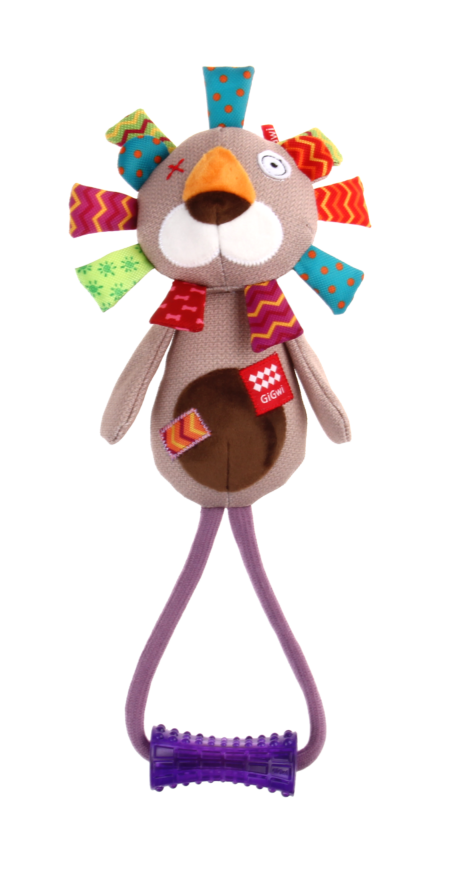 "Juguete para perros GiGwi Plush Friendz con Johnny Stick, diseño de león con cuerda y barra de goma resistente. Ideal para juegos interactivos y masticación.