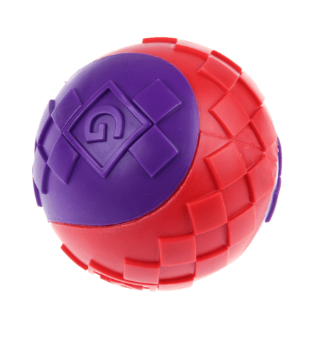 Pelota para perros GiGwi Ball Large, en colores rojo y morado. Diseño resistente, con textura antideslizante y sonido chirriador para mayor diversión.
