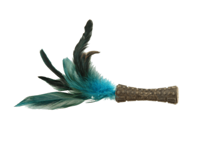 juguete para gatos Johnny Stick con catnip y plumas GiGwi azul y verde